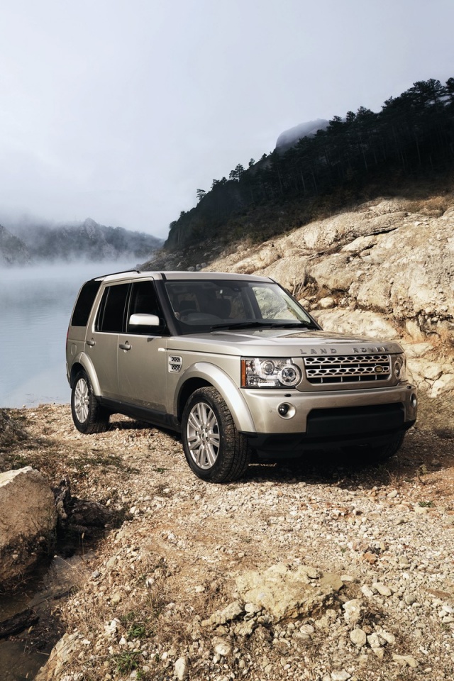 Range rover в горах у реки обои