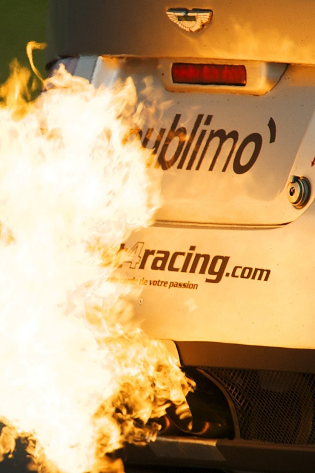Огонь из выхлопной трубы гоночного Aston Martin обои