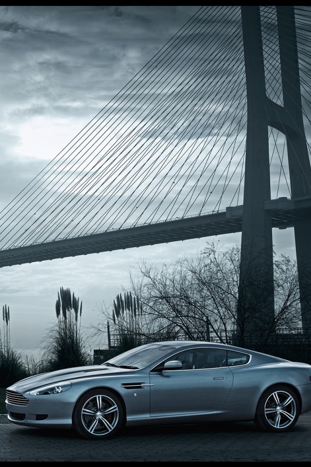 Aston Martin на фоне моста обои