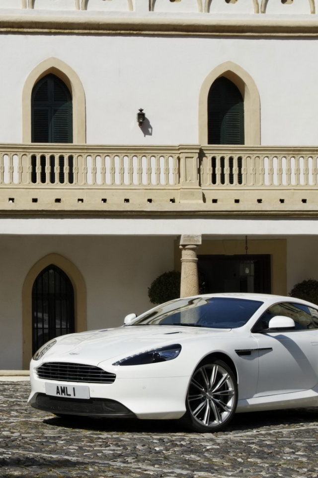 Астон Мартин в дворике дома обои