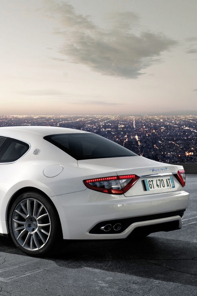 Maserati Granturismo на фоне города обои