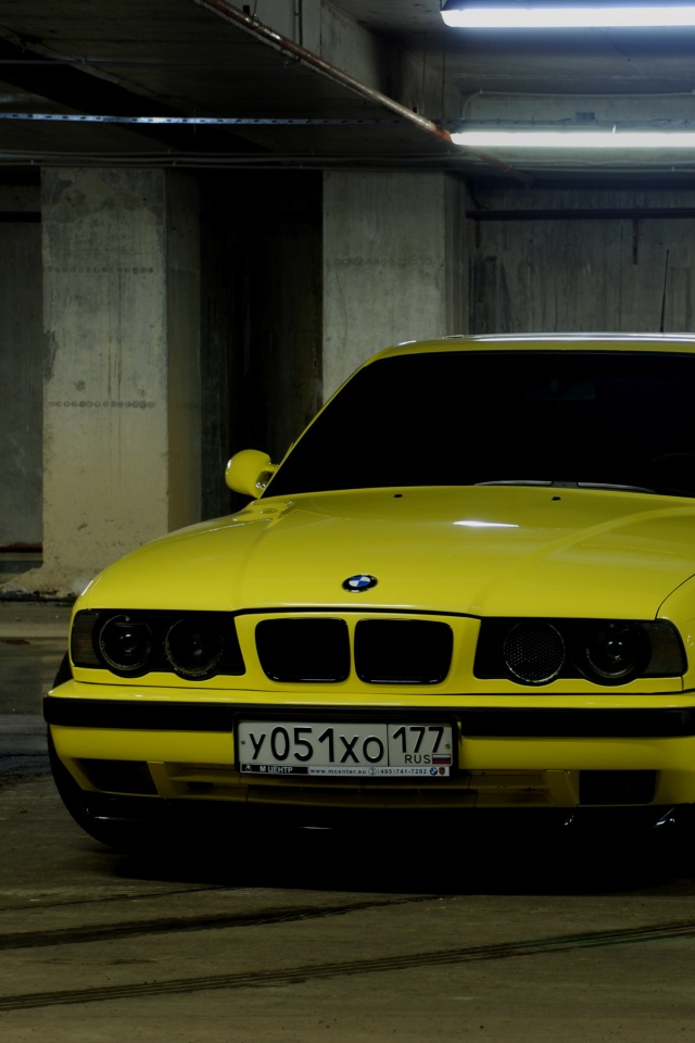 BMW M5 на стоянке обои