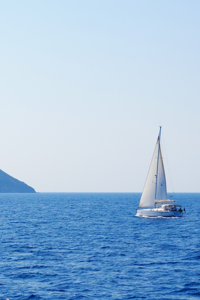 Яхта в море обои