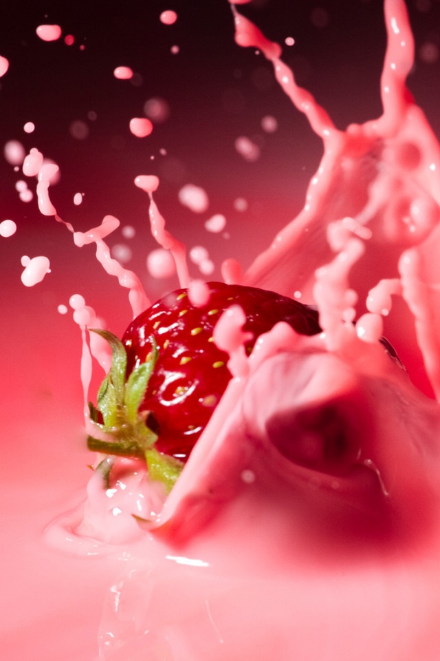 Сочная клубника с молоком обои