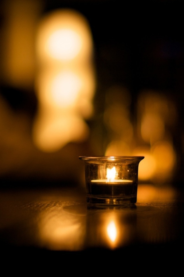 Свеча во тьме обои
