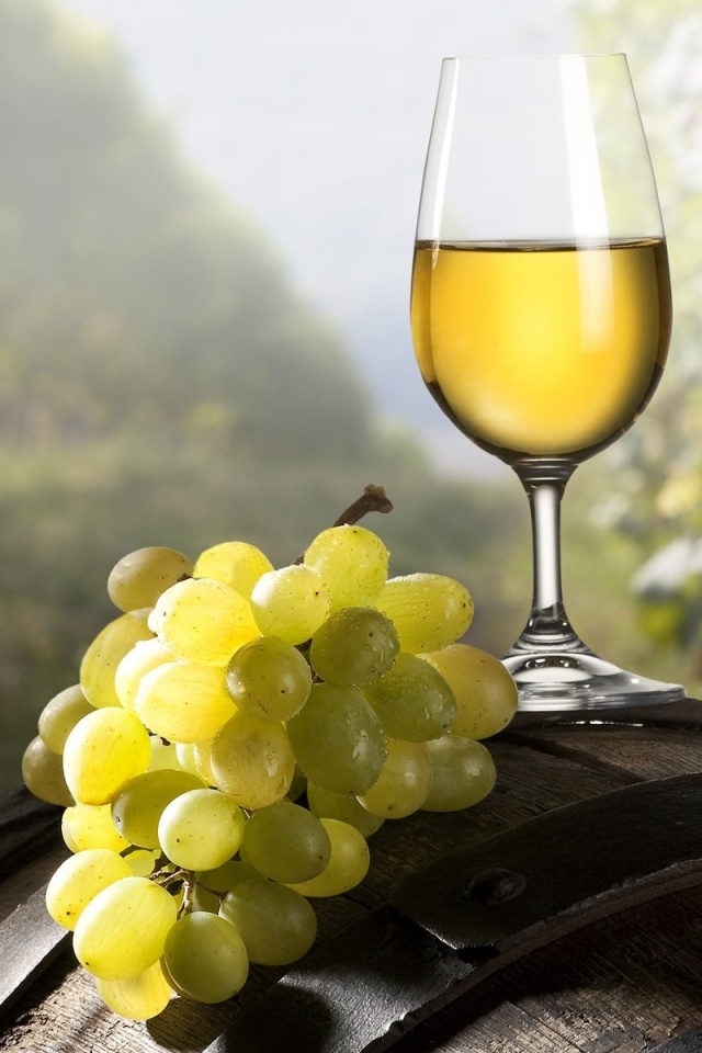 Винная бочка и бокал с белым вином обои