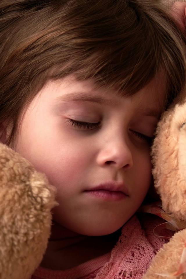 Девочка спит с мишками в обнимку обои