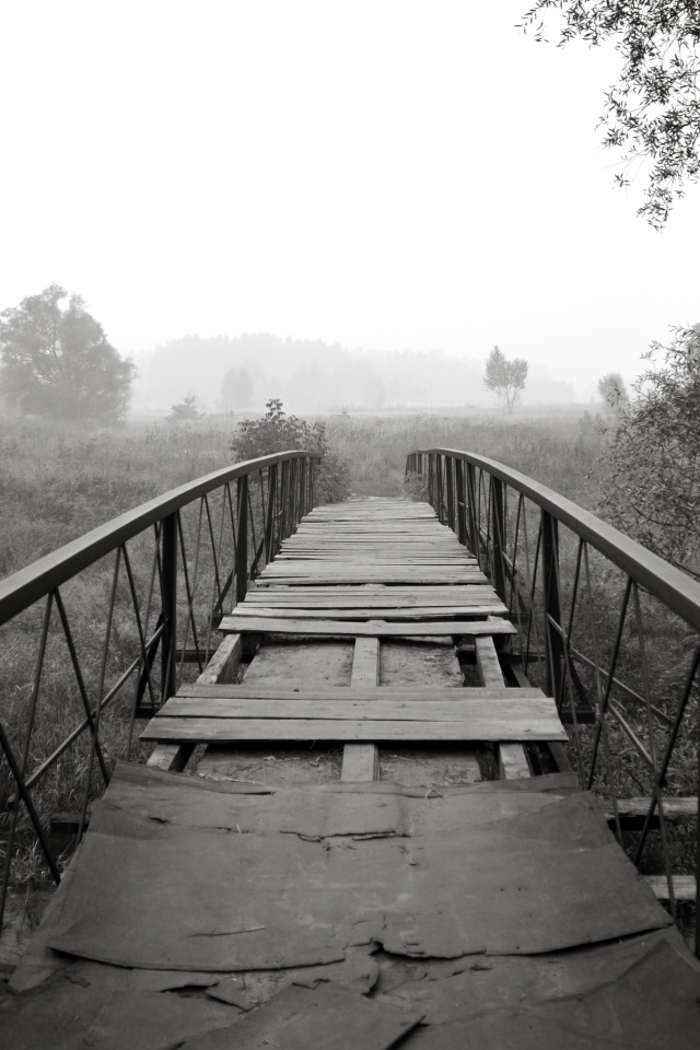 Старый мост на черно-белом фото обои