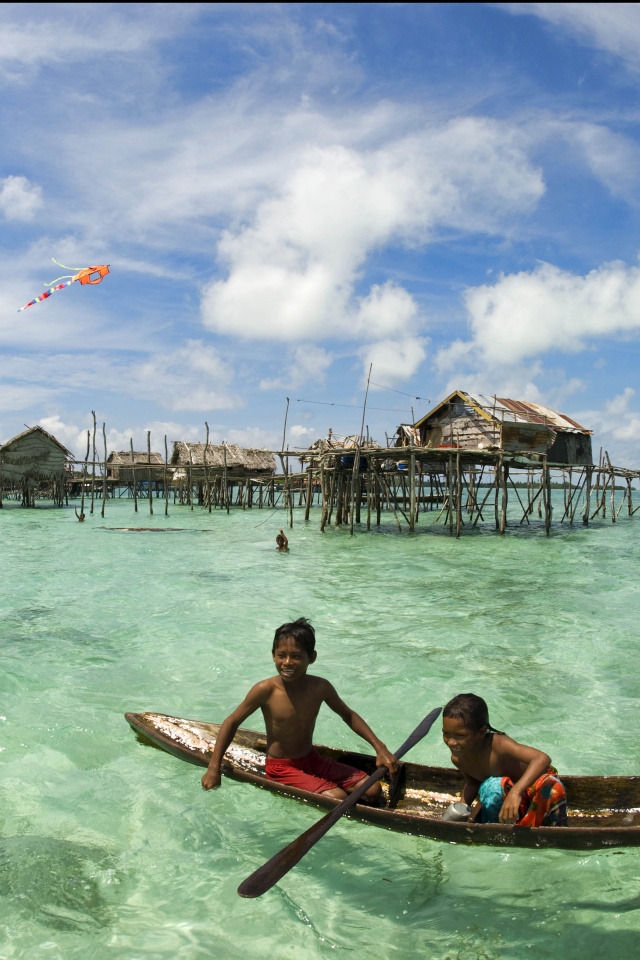 Дети в лодке у поселения туземцев обои