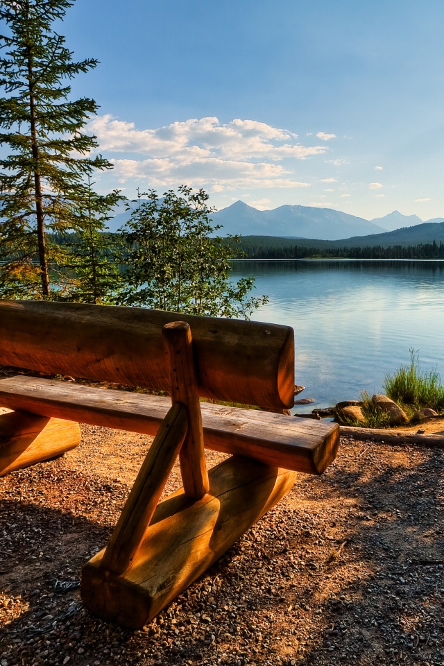 Деревянная скамья на берегу озера обои