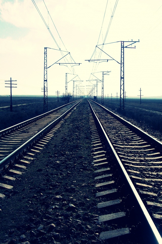 Железная дорога уходит вдаль обои