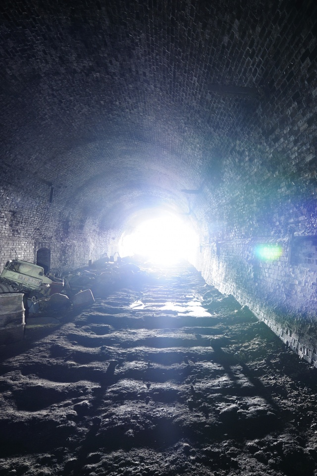 Захламленный тоннель обои