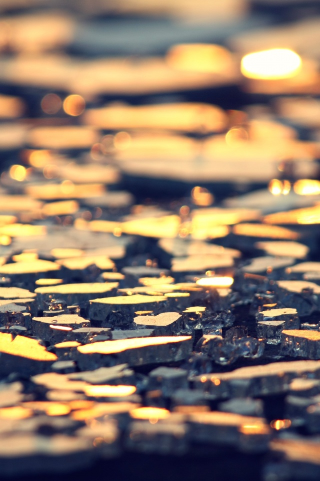 Битое стекло в лучах солнца обои