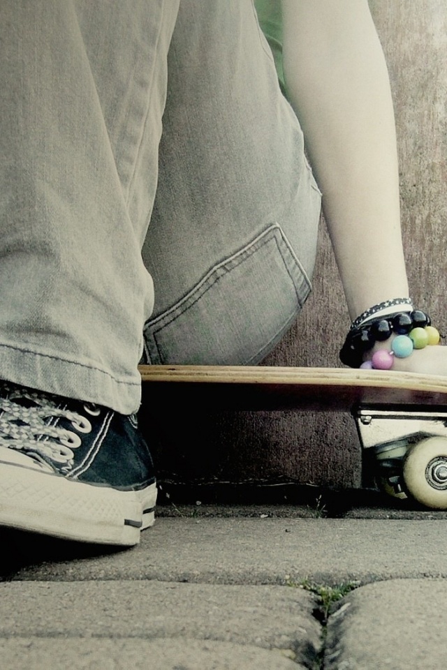 Девушка сидящая на скейте обои