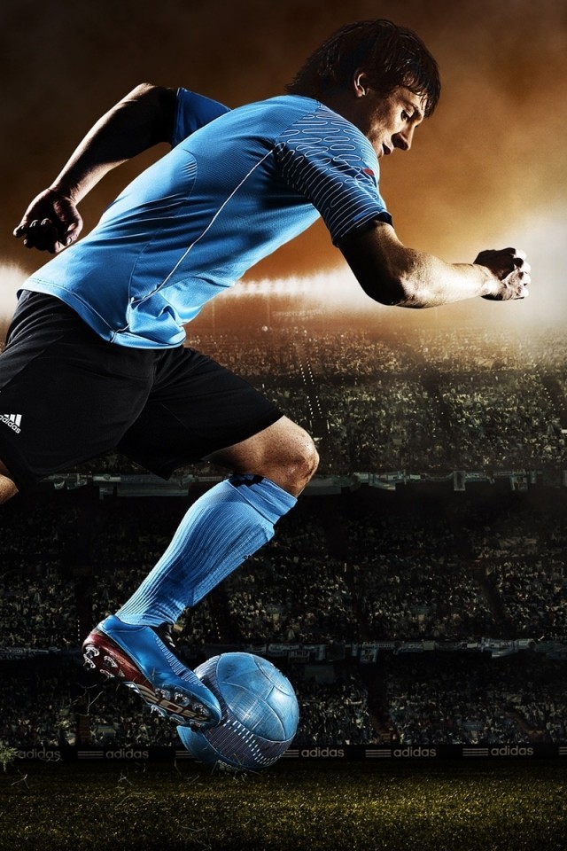 Футболист с мячом обои