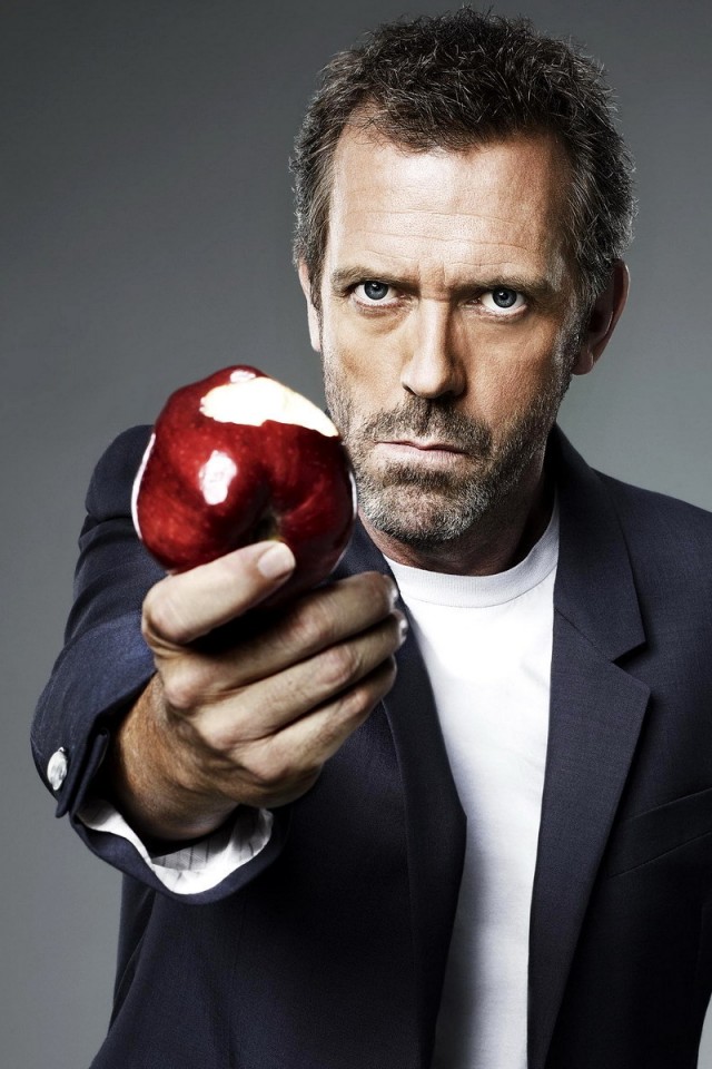 Доктор Хаус с яблоком в руке обои