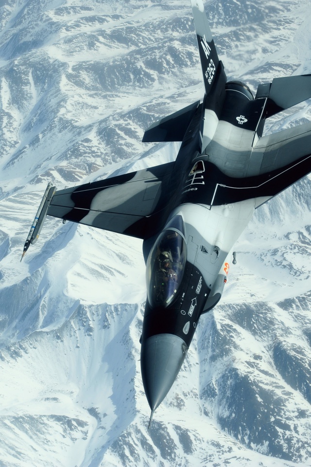 Истребитель над снежными пиками гор обои