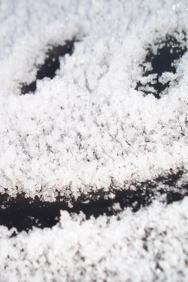 Смайлик на заснеженном стекле обои