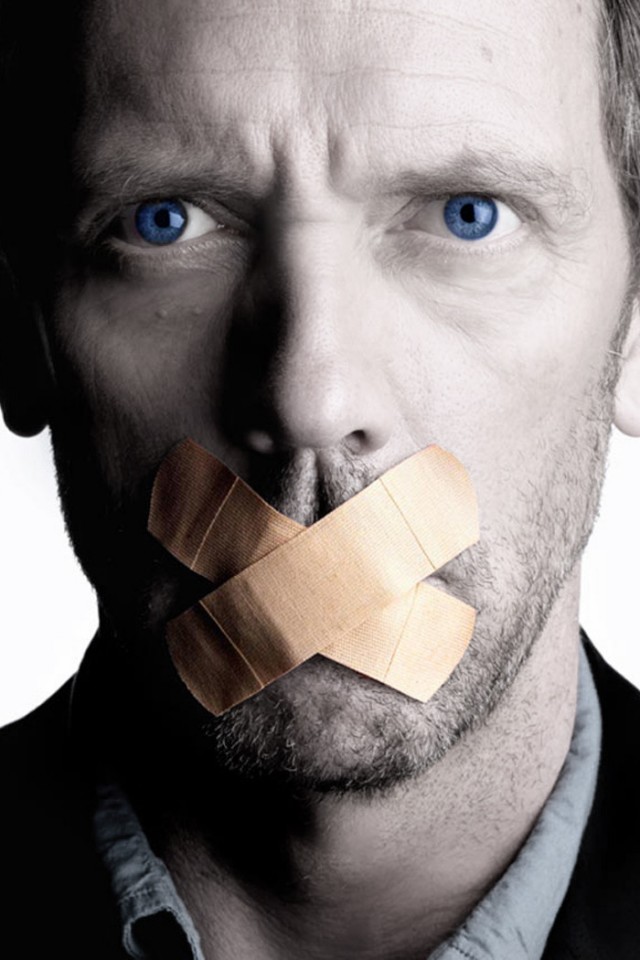 Хаус с пластырем на рту обои