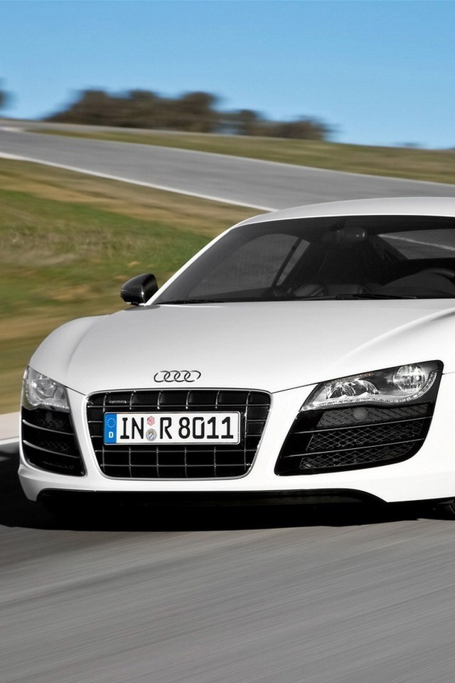 Белый Audi на повороте обои