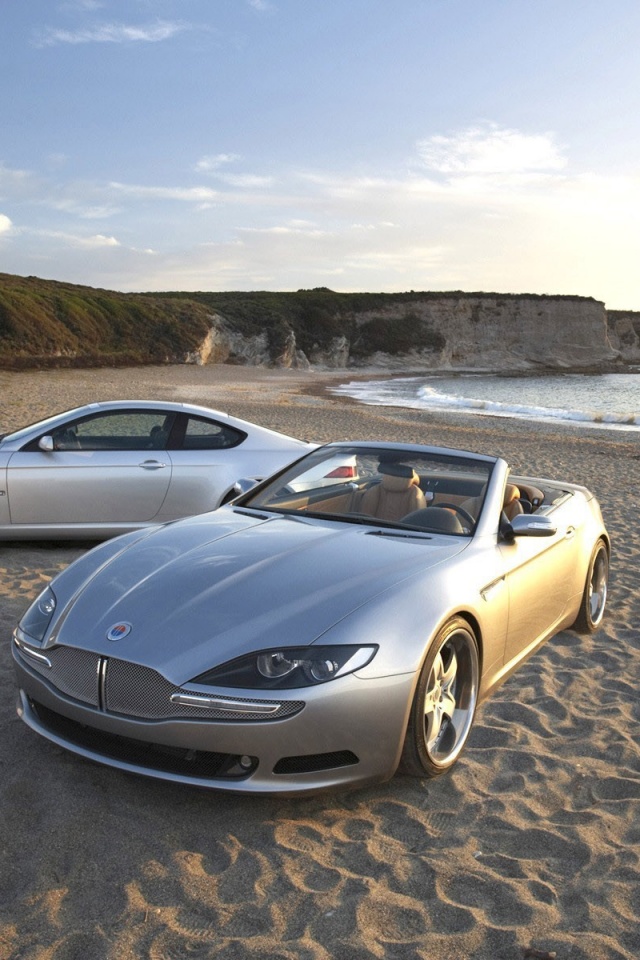 Два спорткара на берегу моря обои