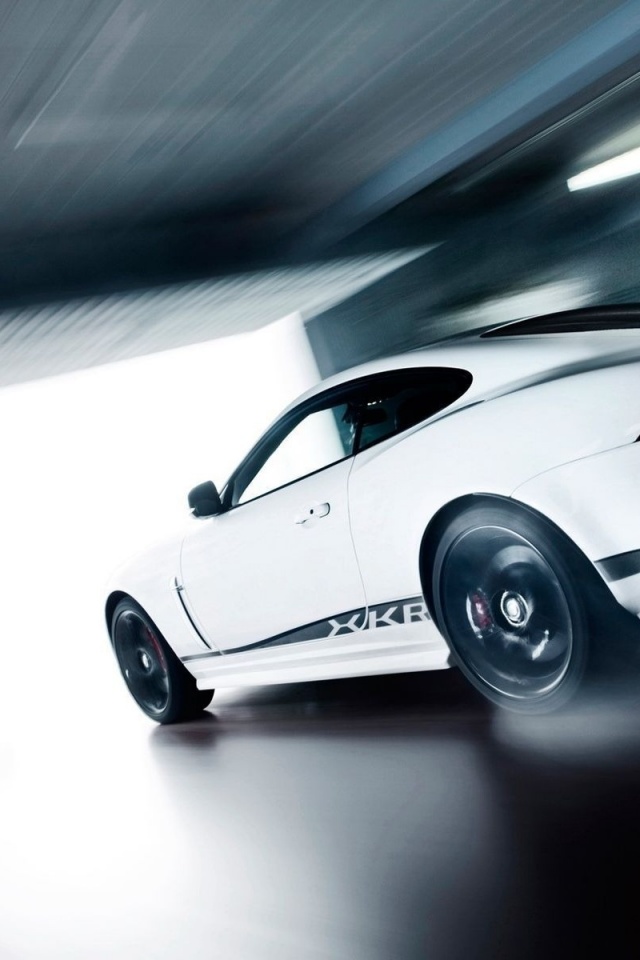 Белый ягуар в гараже обои