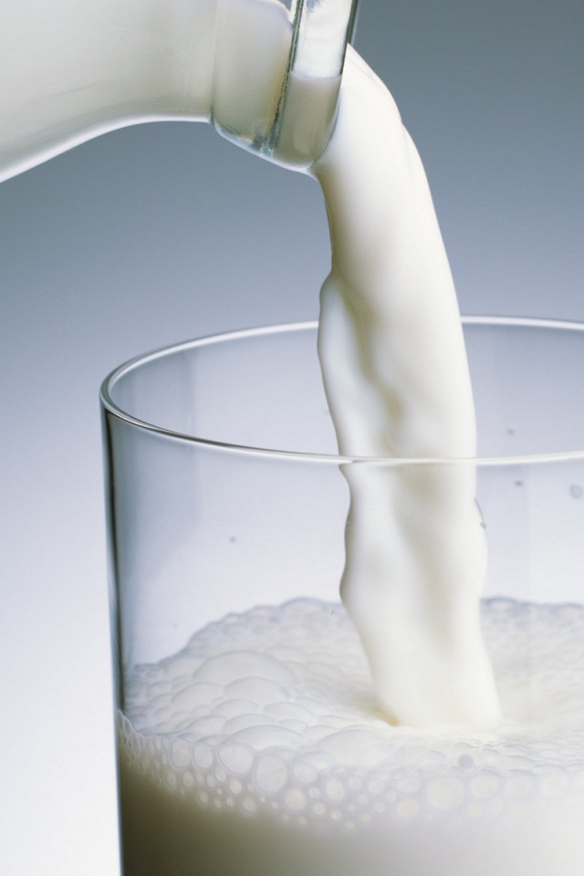 Молоко наливают в стакан обои