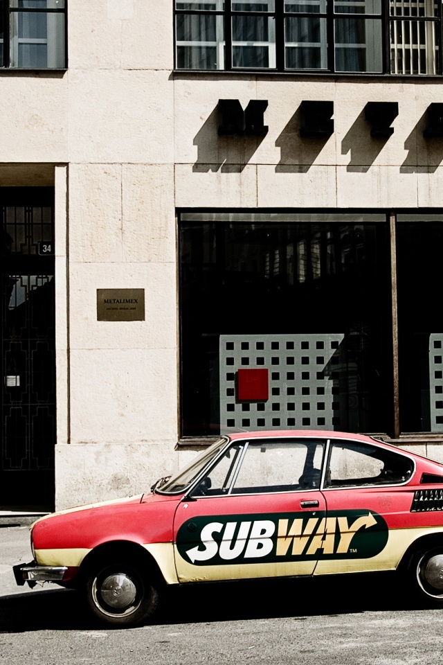 Реклама Subway на машине в Праге обои