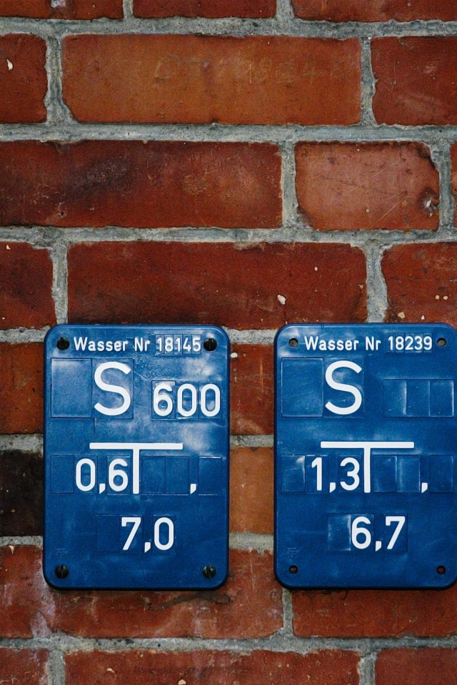 Стена с обозначениями обои