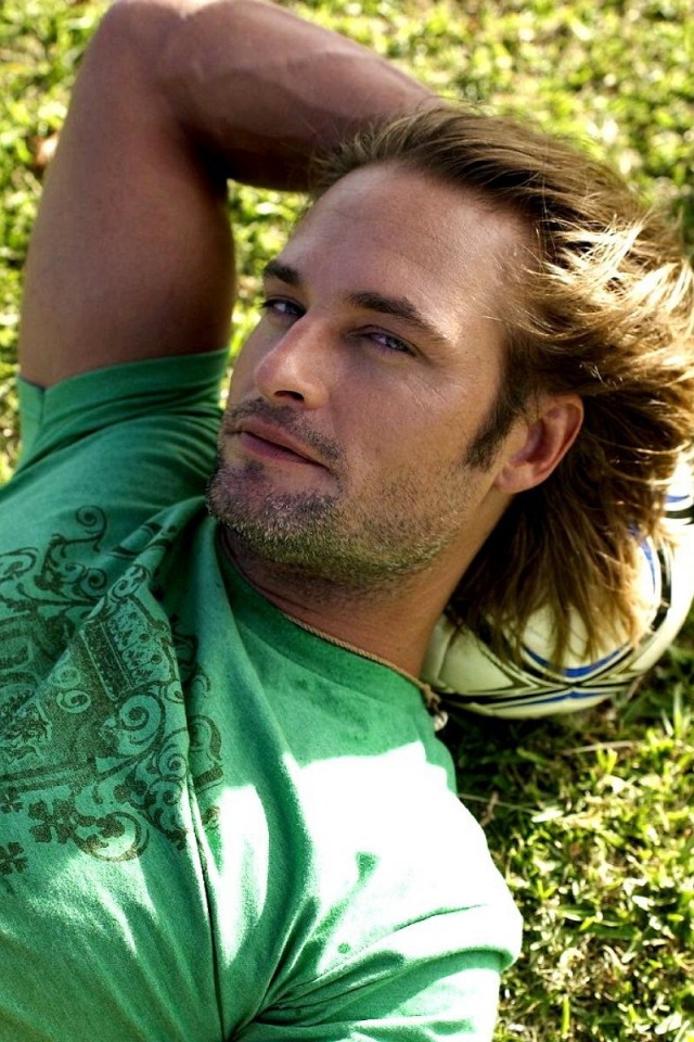 Джош Холлоуэй с мячом обои