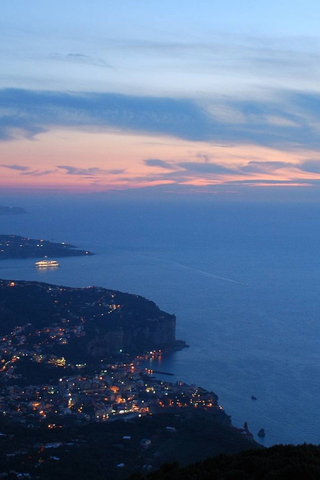 Городок у моря обои