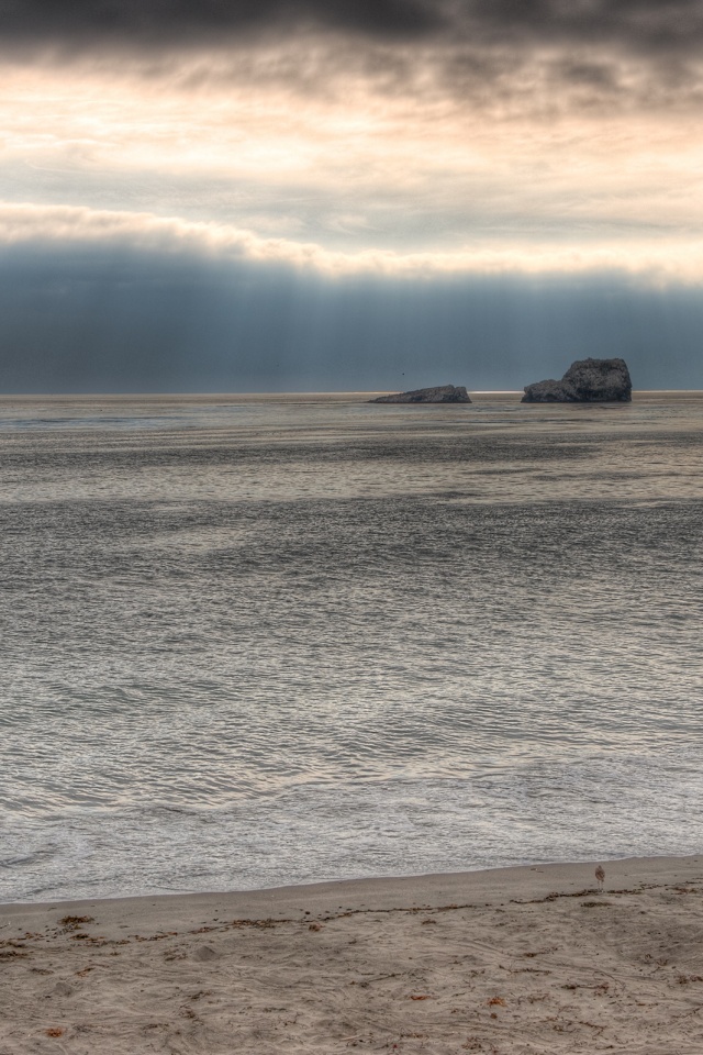 Пляж на фоне светящегосы неба обои