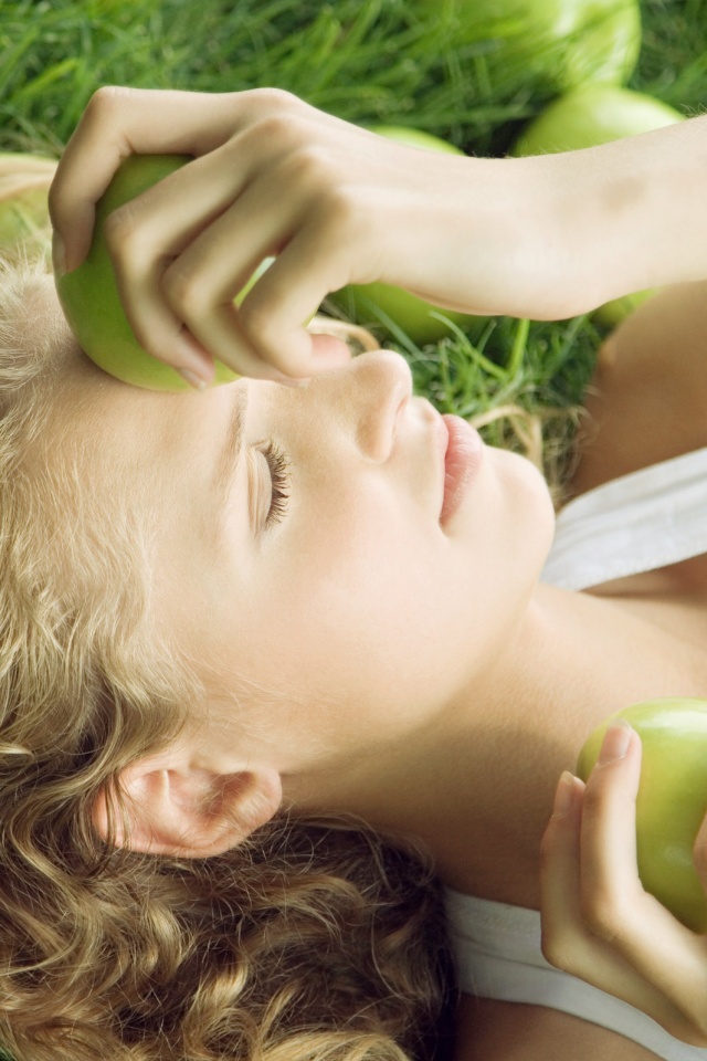 Девушка с яблоками обои