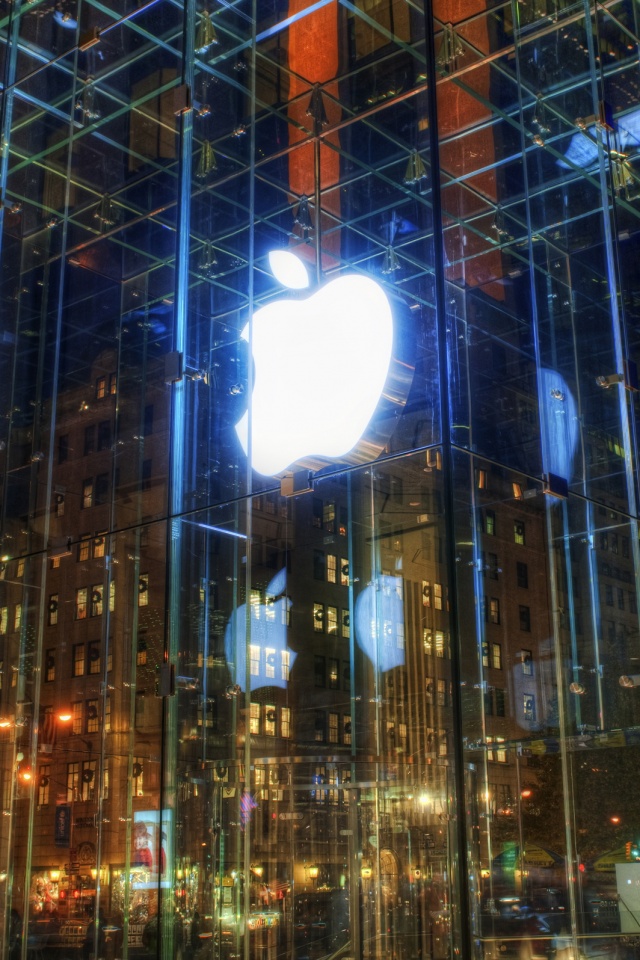 Отражение логотипа Apple в стеклянном здании обои