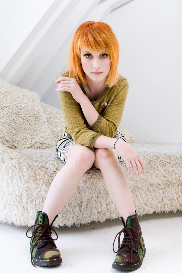 Рыжая в комнате обои