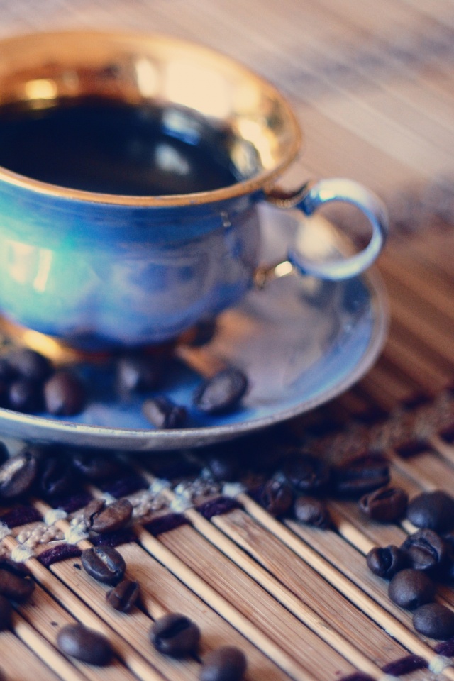 Чашка кофе и немного зерен обои