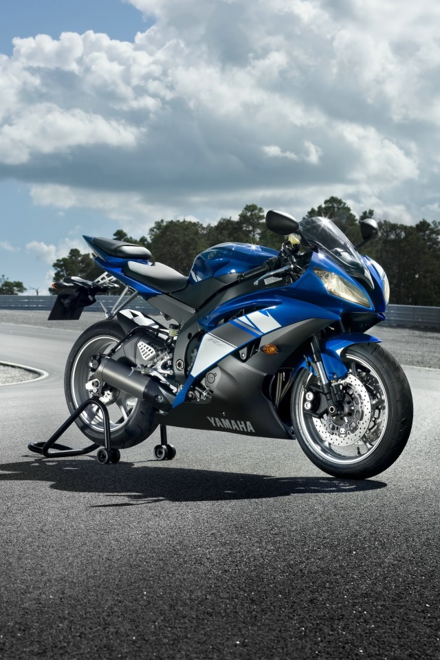 Yamaha R6 на трассе обои