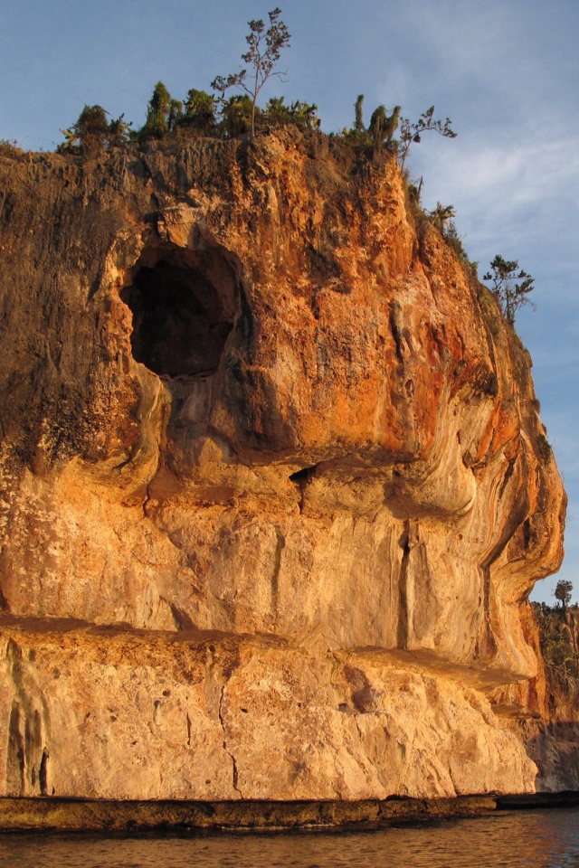 Пещера в скале над морем обои