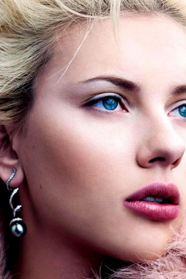 Скарлет Йохансон со змеиными серьгами обои