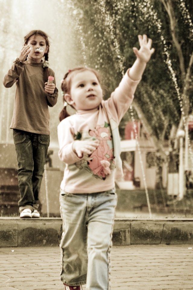 Дети у фонтана обои