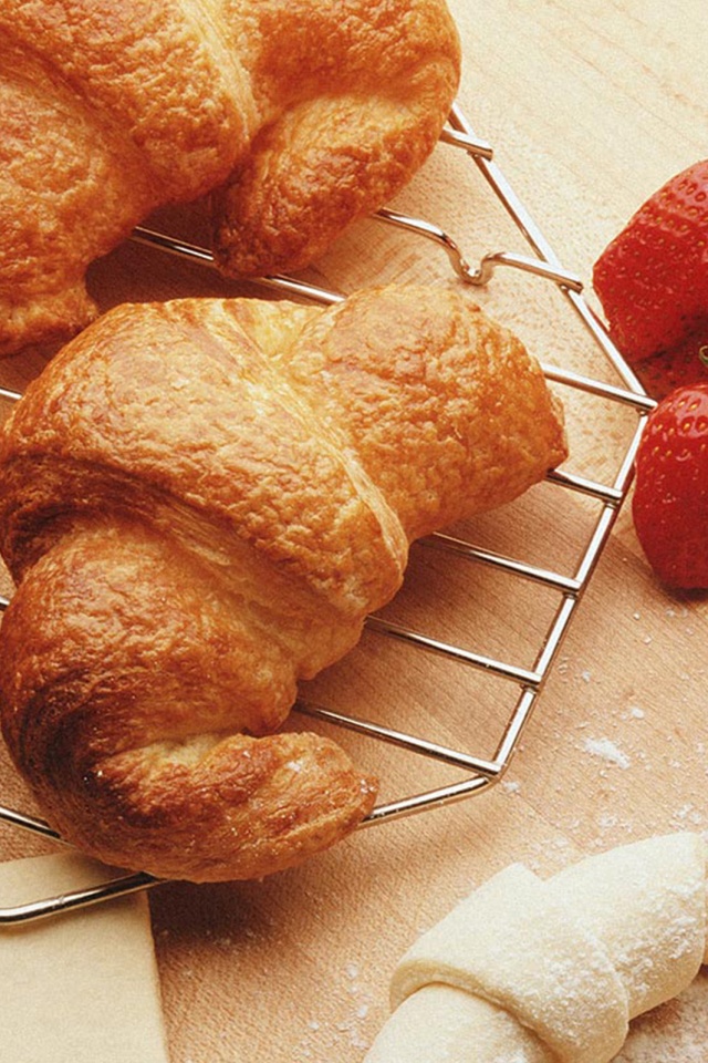 Круассаны с клубникой обои