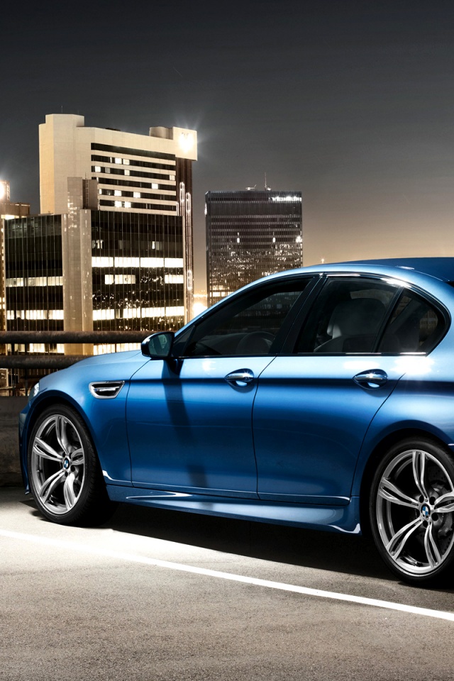 BMW F10 на городской парковке обои