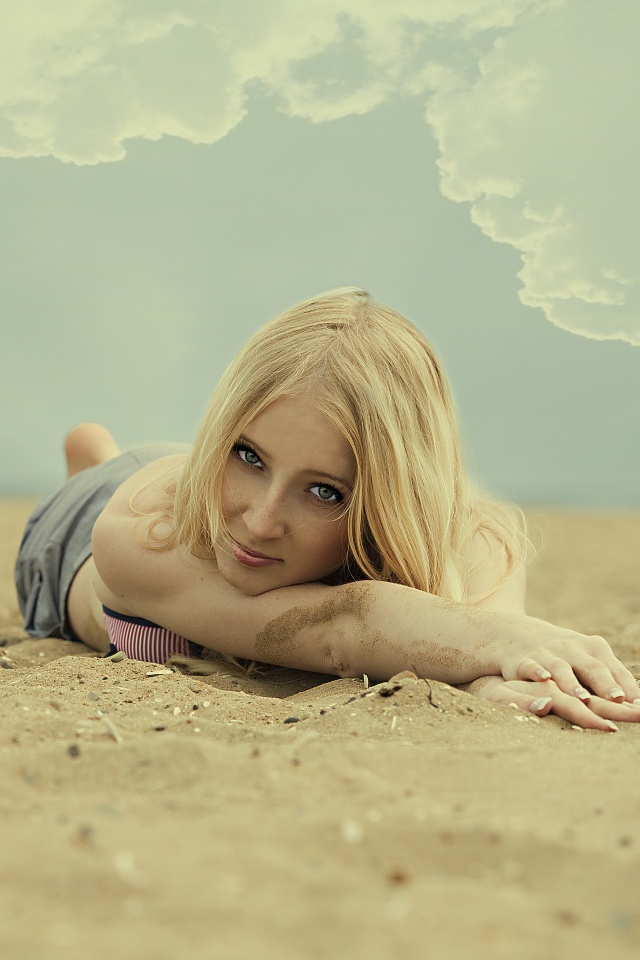 Девушка на песке обои