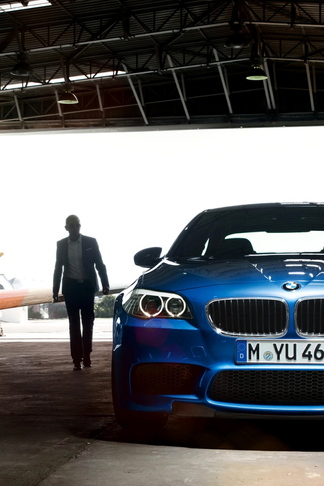 BMW F10 в ангаре обои