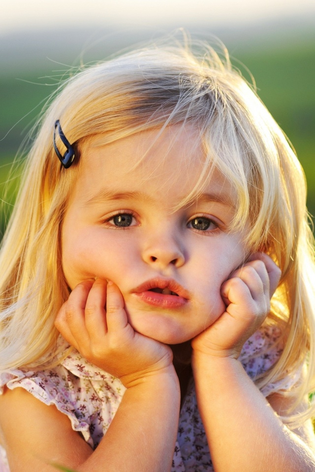 Малышка грустит обои