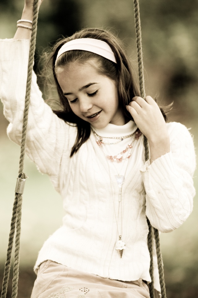 Девочка на качелях обои