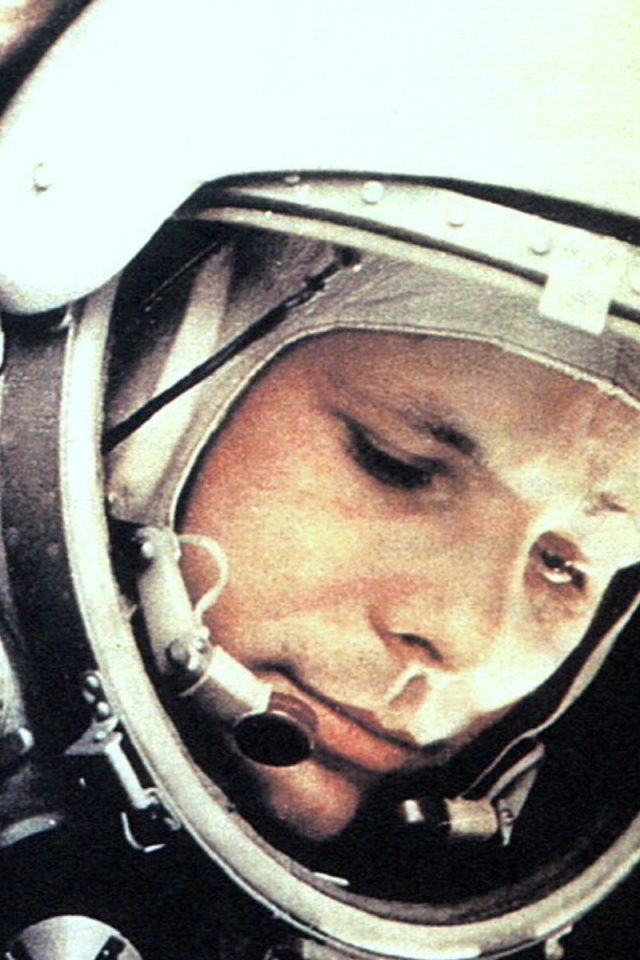 Юрий Гагарин в скафандре обои