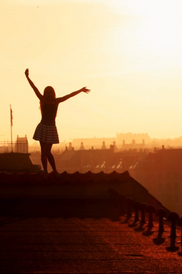 Девушка на крыше обои