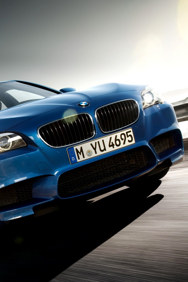 Синий БМВ на трассе обои