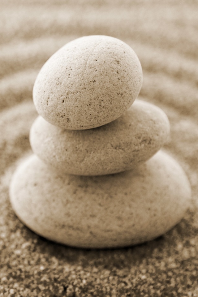 Пирамидка в саду камней обои